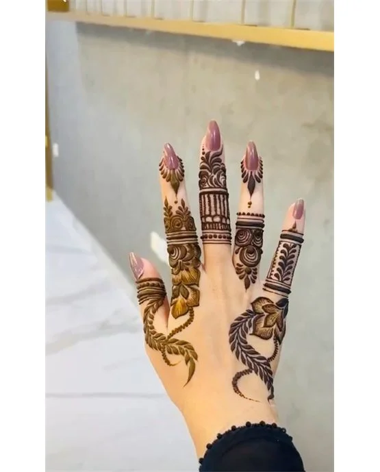 Panel And Curves Subtle Finger Mehndi Design Look